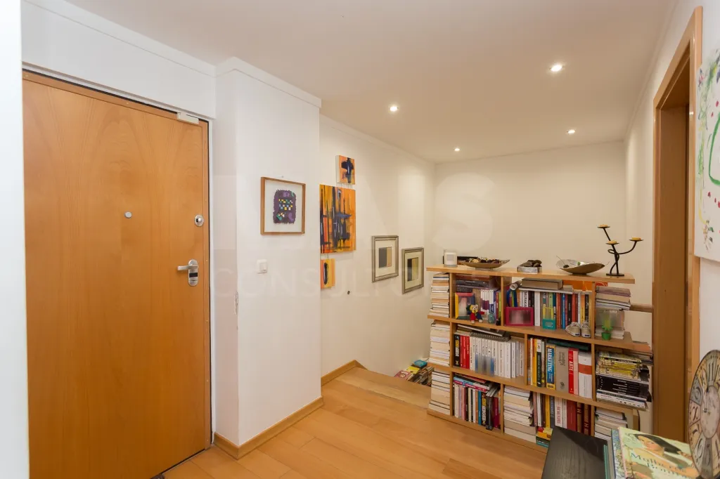 T3+1 Algés, duplex vista mar, condomínio fechado e piscina