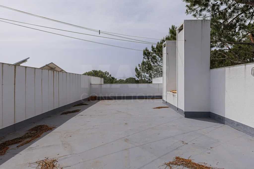Moradia Contemporânea com terreno 700m2 em Soltroia – Próxima da Praia
