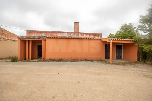 Edíficio Térreo com uma área de construção de 524m2 inserido num terreno urbano com 1862m2, Bombarral