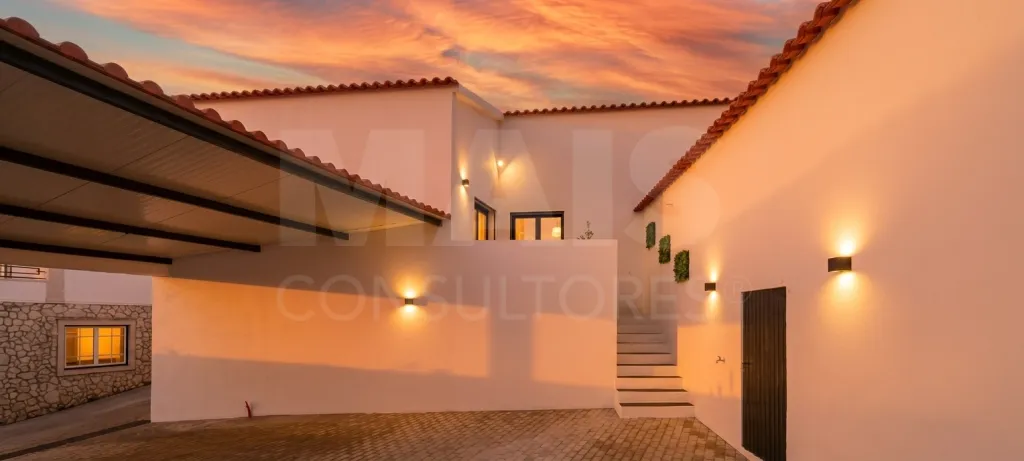 Moradia T3 em Santa Catarina | Mobilada e Decorada, com Terraço e Estacionamento
