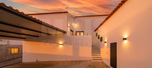 Moradia T3 em Santa Catarina | Mobilada e Decorada, com Terraço e Estacionamento