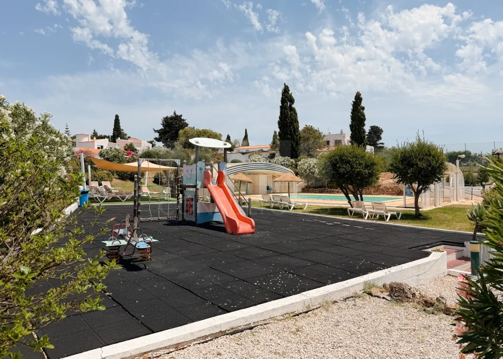 T1 na Vila Senhora da Rocha | Praia a 70 m | 4 Piscinas | 9 Hectares de Jardins| Caminhadas em Segurança Porches – Lagoa – Algarve | T1 onde pode deixar o carro estacionado e viver o Algarve a pé.