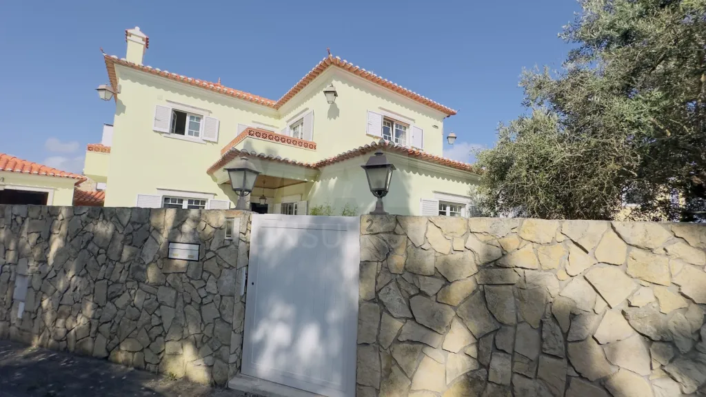 Exclusiva Moradia T4 com Jardim Privativo e Garagem | A minutos da Praia da Foz do Lizandro e da Ericeira