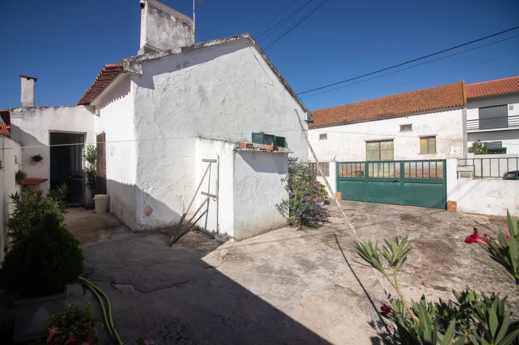 Moradia T2  com Logradouro em Cabanas de Chão