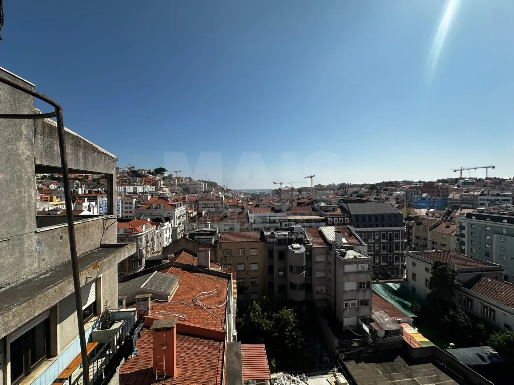 Exclusive Penthouse with Panoramic Views of the River and City in Arroios, Lisbon