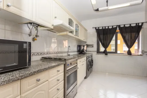 Apartamento T2 com elevador, no coração da Amora