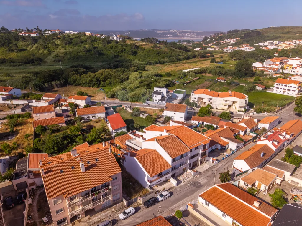 Terreno Urbano no Centro da Foz do Arelho | 240 m² | Implantação até 135 m² | Costa de Prata
