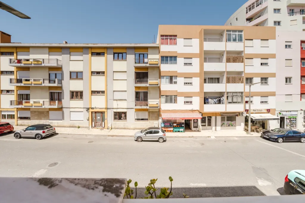 Apartamento T3 com garagem e varanda.
