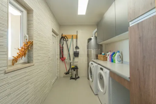 Moradia T4 térrea, semi-nova com terreno de 3500m2 em Salvaterra de Magos