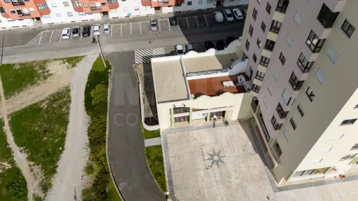 Loja com 2 Pisos no Centro de Peniche — Uma Oportunidade Imperdível!