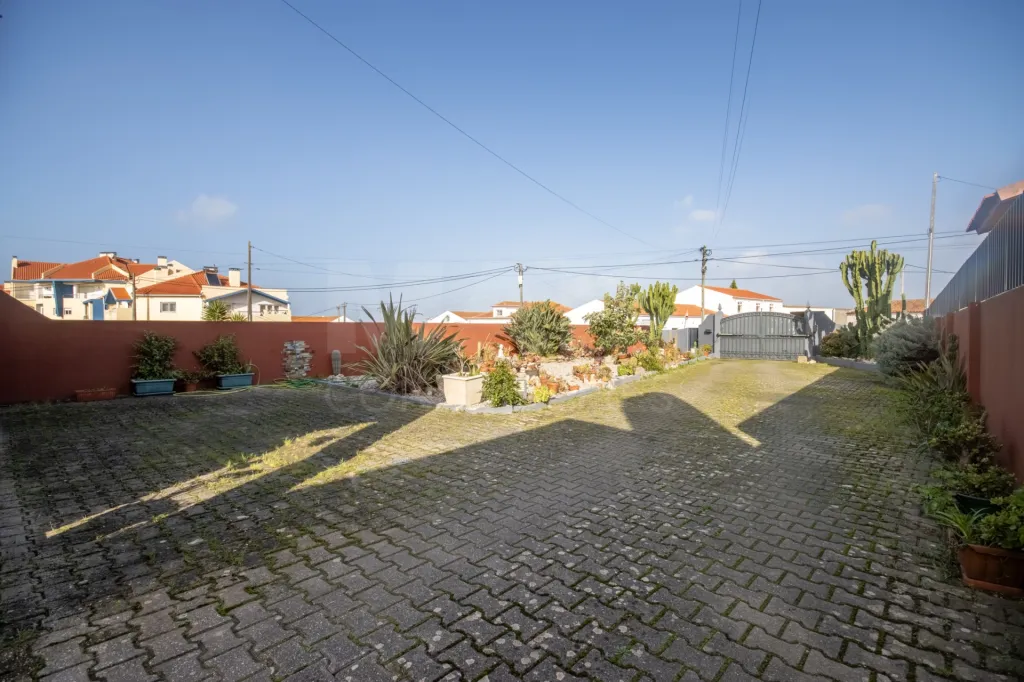 Moradia térrea T4 com anexo e 5.000 m2 de terreno em Geraldes