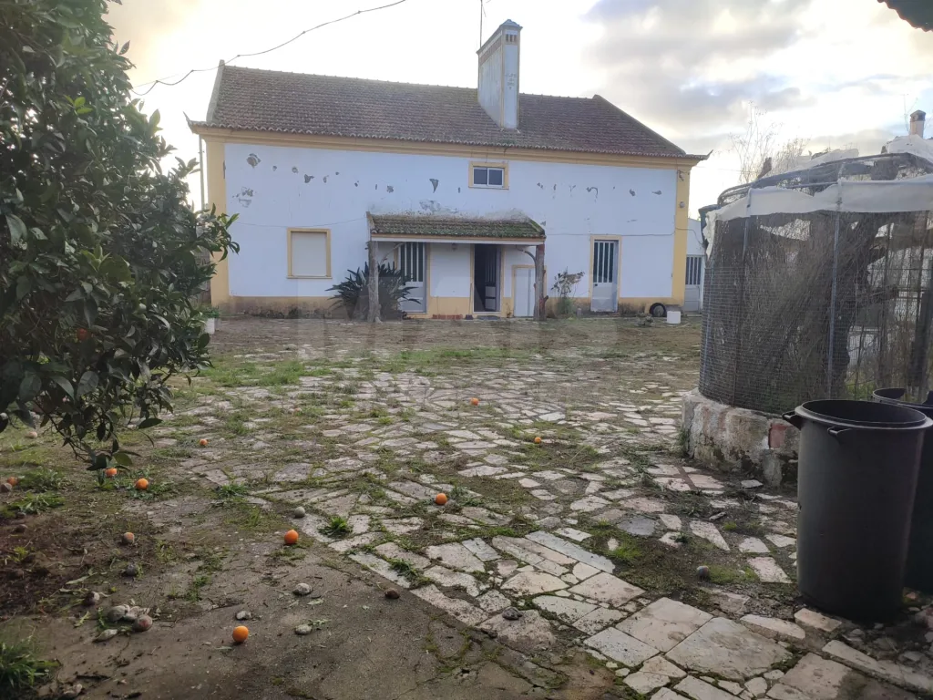 Moradia T4 com piscina, no centro da  Concavada em Abrantes