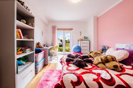 Moradia exclusiva com piscina aquecida, suite, garagem e jardim deslumbrante