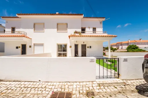 2-Bedroom Apartment with Private Backyards and Garage, 900 m from São Bernardino Beach