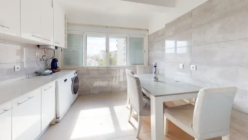 T2 com Cozinha Equipada e Varanda junto ao Metro de Odivelas