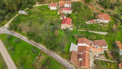 🏡 Oportunidade Única: Moradia Centenária inserida em lote 2560m2