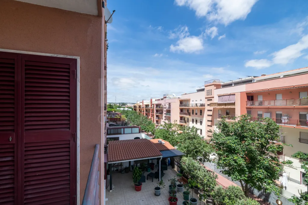 3-Bedroom Apartment in Linda-a-Velha