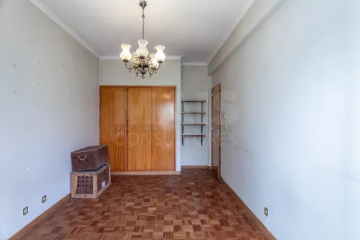 3-bedroom apartment in Alvalade, near Padre António Vieira Secondary School