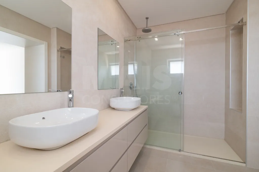 Moradia Geminada T4 + 1 com Piscina Famões