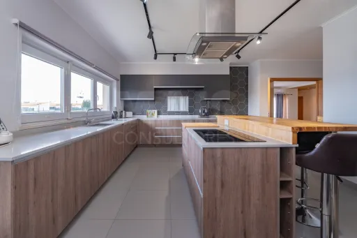 Moradia T4 térrea, semi-nova com terreno de 3500m2 em Salvaterra de Magos