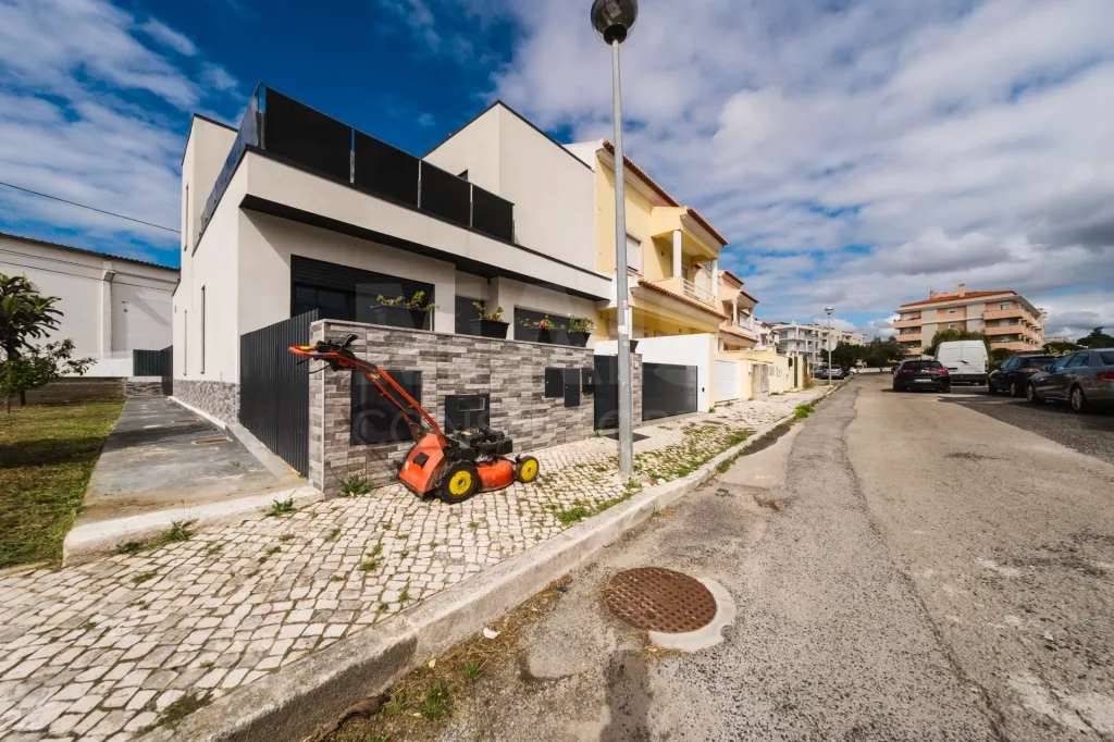 NÃO PUBLICAR Moradia T3 Semi-Nova no centro da cidade com garagem e terraço privativo