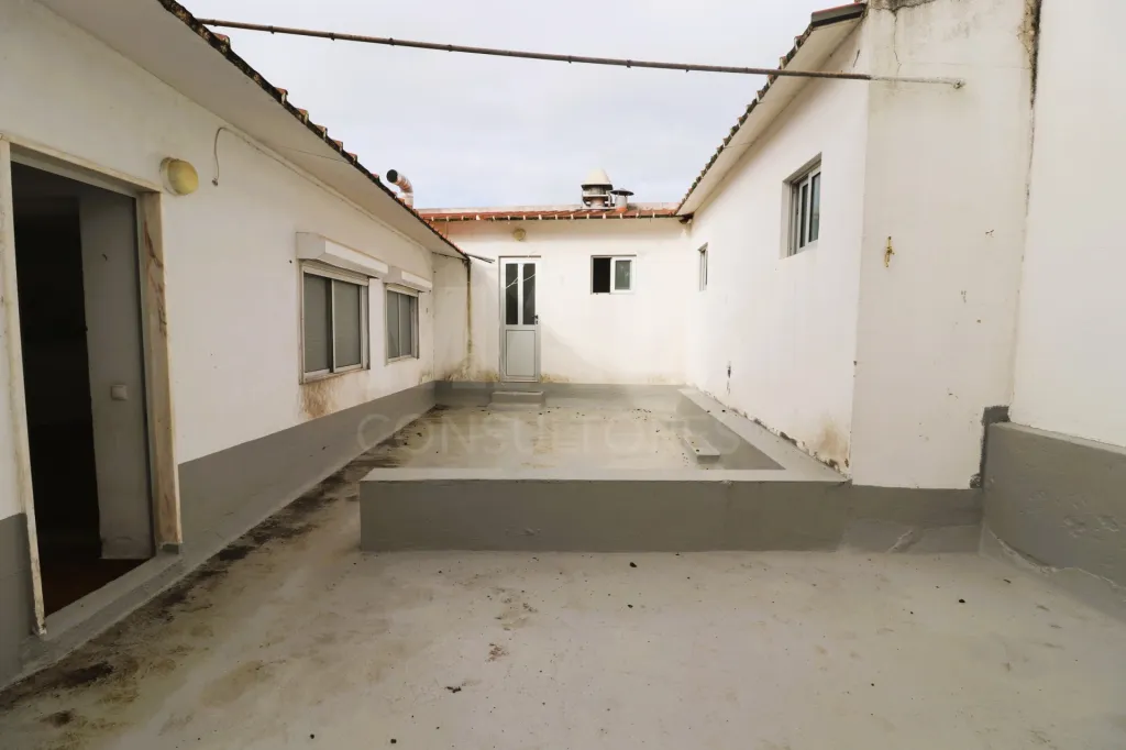 Apartment with terrace in the center of Samora Correia