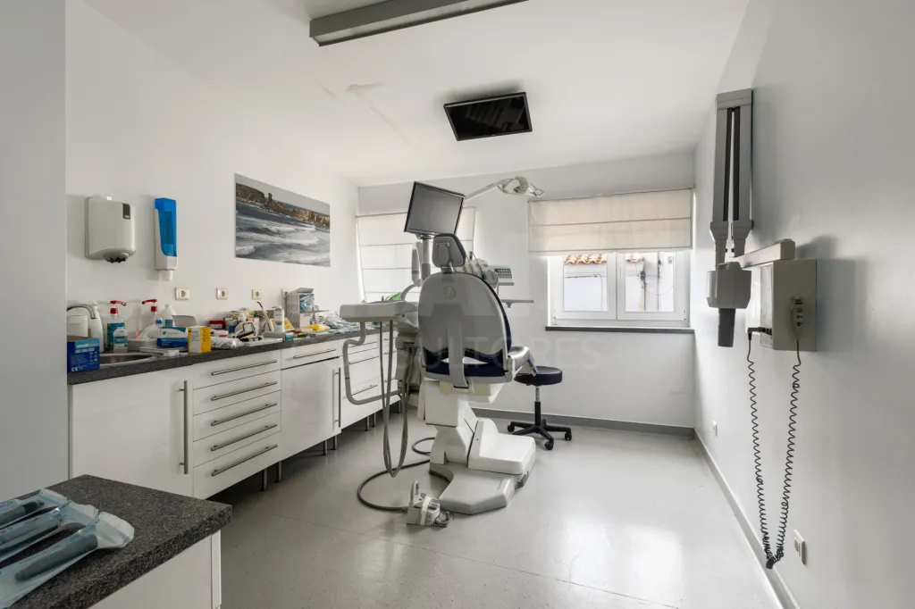 Oportunidade Única no Coração de Peniche — 124 m² com Potencial para Habitação