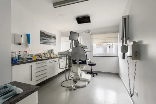 Oportunidade Única no Coração de Peniche — 124 m² com Potencial para Habitação