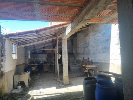 Quintinha com 6,2 Hectares, Água Abundante e 902 m² de Construção em Torres Novas