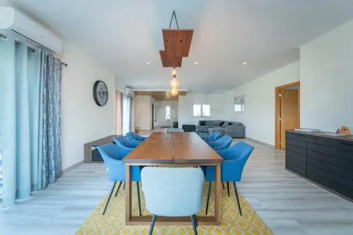 Moradia T4 térrea, semi-nova com terreno de 3500m2 em Salvaterra de Magos