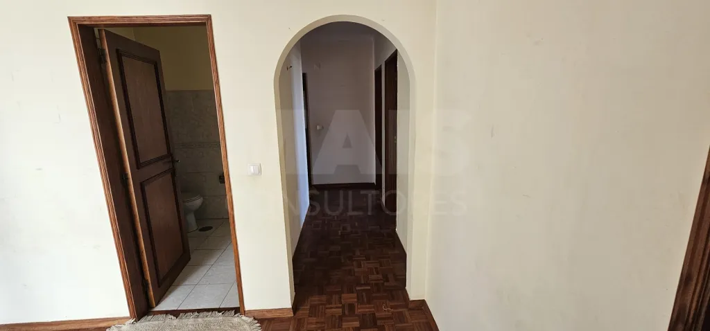 Apartamento T3 no Centro de Alpiarça | Áreas Generosas, Varandas e Excelente Localização