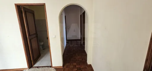Apartamento T3 no Centro de Alpiarça | Áreas Generosas, Varandas e Excelente Localização