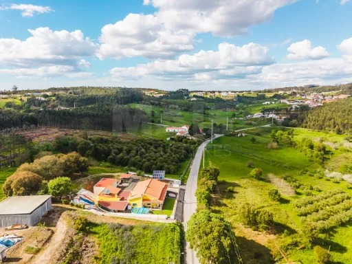 Moradia para remodelar em terreno com 1.809m2