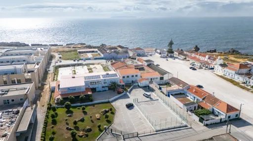 Edifício de 2 pisos em lote de 3750m2 em Peniche
