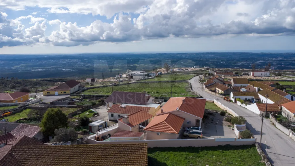 Moradia Térrea T5 com Piscina e Vista Deslumbrante – Serra de Aire e Candeeiros