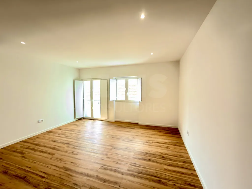 Moradia no coração de Peniche, totalmente renovada e com excelente potencial de investimento