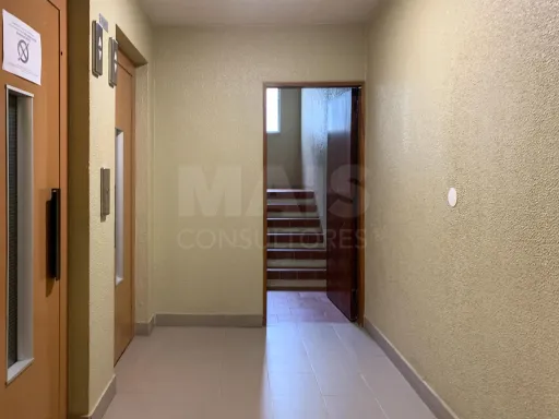 Apartamento T2 remodelado,1 andar no predio com 2 elevadores