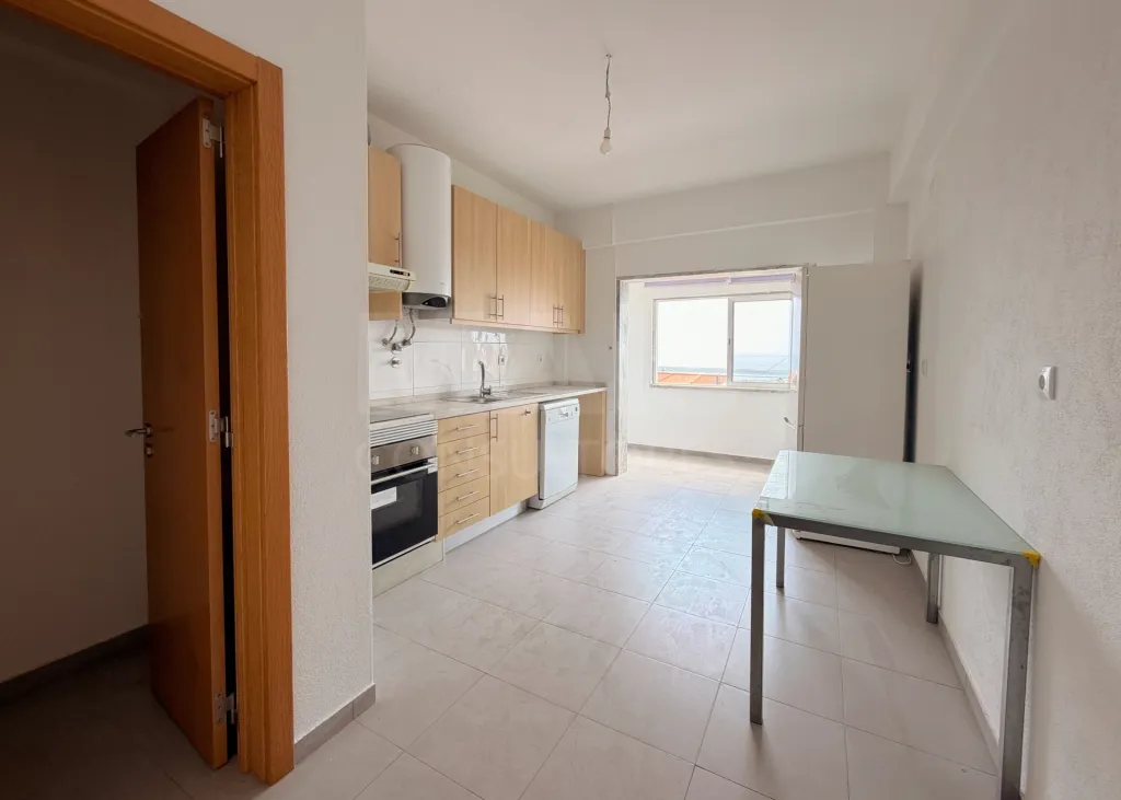 Prédio de Habitação e Comércio em Santa Iria de Azoia