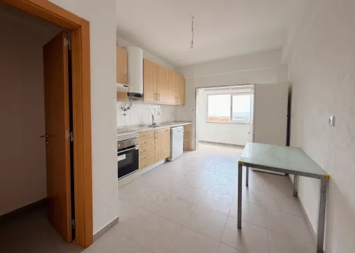 Prédio de Habitação e Comércio em Santa Iria de Azoia