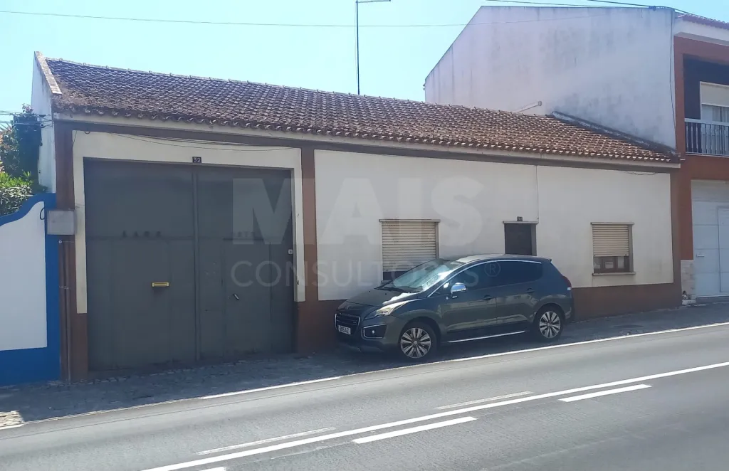 Moradia T2+1 para Remodelar com 676 m² de Terreno | Vila Chã de Ourique