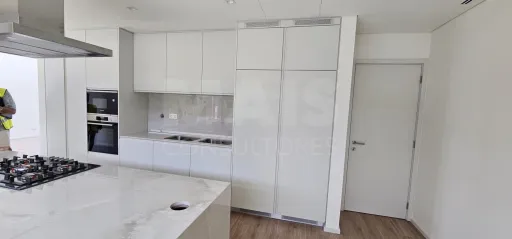 T2 Premium no Vistabella Oeiras | 107 m² + 22 m² de Varanda | 2 Suites | Jardim | 2 Lugares de Estacionamento, Piscina