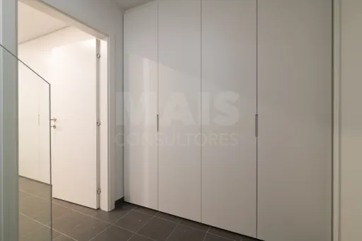 Moradia Geminada T4 + 1 com Piscina Famões
