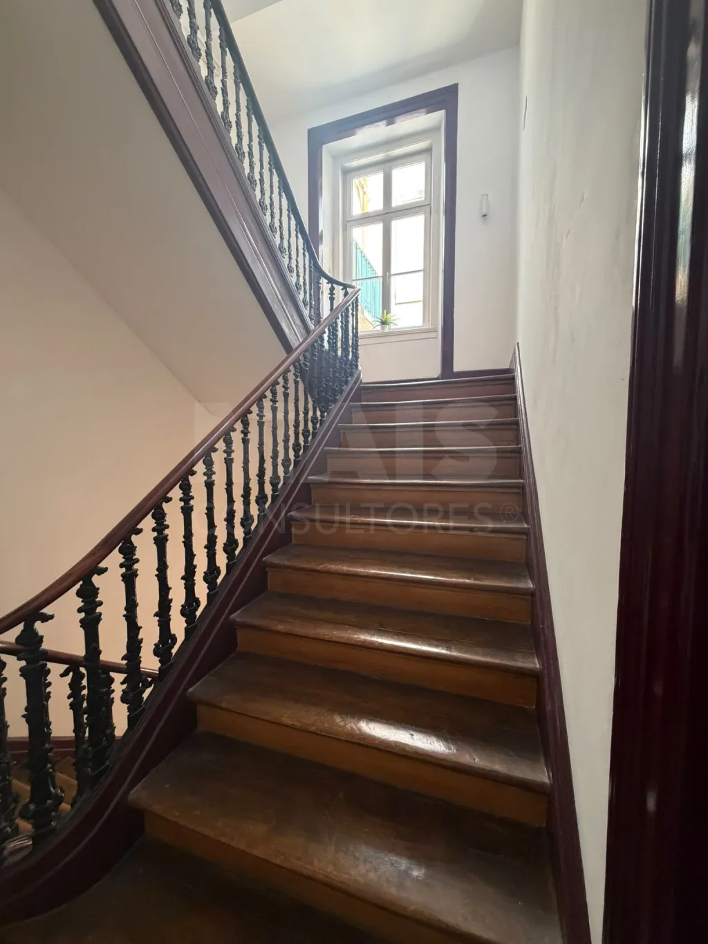 T1 Remodelado com Vista Rio | Av. 24 de Julho — Cais do Sodré