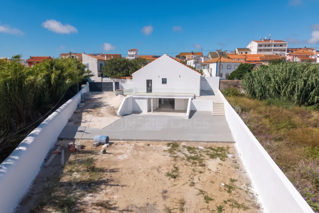Moradia T2+1 totalmente remodelada com garagem e sótão em Alfeizerão