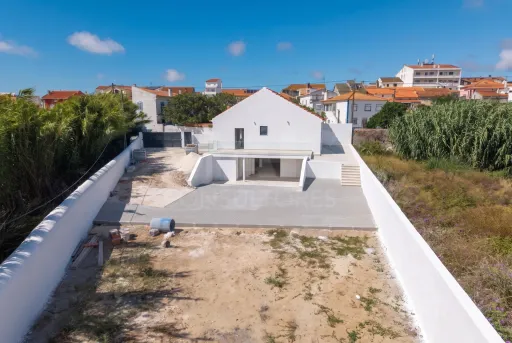 Moradia T2+1 totalmente remodelada com garagem e sótão em Alfeizerão