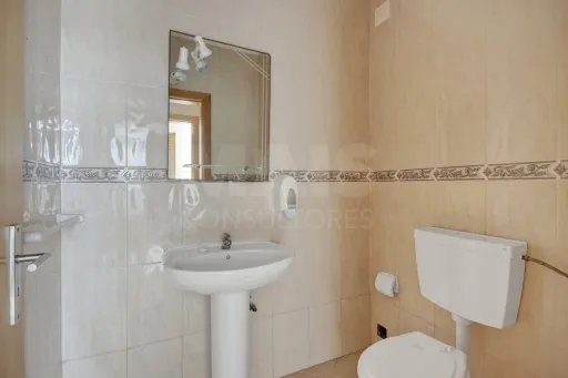 Loja com 2 Pisos no Centro de Peniche — Uma Oportunidade Imperdível!