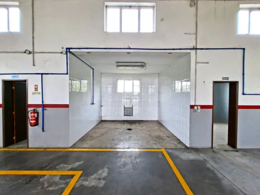 Armazém Industrial com 220m2 em Atouguia da Baleia