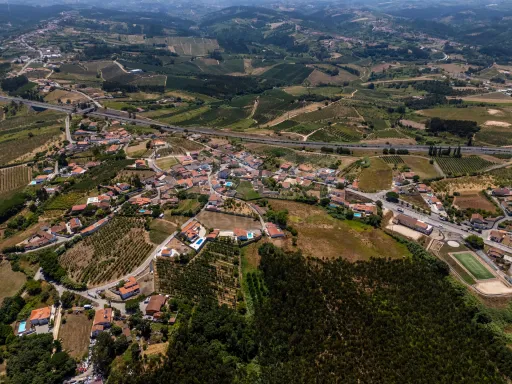 Moradia p/a recuperar c/ terreno na Fanadia com viabilidade de construção