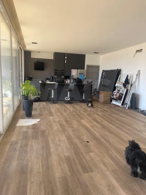 Moradia térrea contemporânea em fase final, com piscina infinita e jacuzzi em lote de 1.500 m²