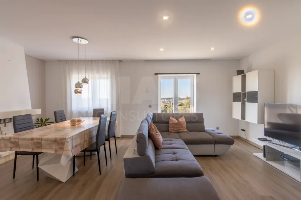 Propriedade com 3 apartamentos e piscina em Óbidos